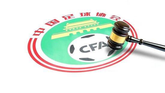 一度闭幕的中心交响乐团俄然传来重组的动静，星散在四方的团员接踵来到了专为操练而租用的仓库。在闭幕时代，乐团成员各谋职业，营业程度优良的接踵被别家乐团挑走，剩下的年夜多是程度了了和年龄已高的人，很多空白的职位由也已退休的成员或业余快乐喜爱者弥补进来。作为首席小提琴手的喷鼻坂（松坂桃李 饰）在乐团内具有必然的号令力，但团队程度差劲的吹奏让他也不觉感应悲观。就在此时，邋肮脏遢的年夜叔天道（西田敏行 饰），他满口脏话，立场霸道，自称批示家的他以令凡人难以接管的体例对乐团睁开集训。喷鼻坂等人十分反感天道的言谈举止，在这一进程中却也发现他们的音乐起头闪现了灵光……本片按照佐宗明的漫画改编。